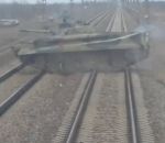 guerre russie Des chars russes traversent devant un train (Ukraine)
