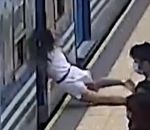 chance femme Une femme s'évanouit et tombe sous un train