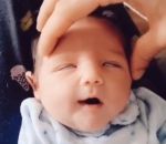 doigt bebe Un bébé aime les papouilles de son papa