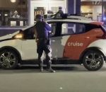 conducteur sans Une voiture autonome contrôlée par la police