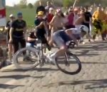 spectateur chute Un spectateur fait chuter le cycliste Yves Lampaert (Paris-Roubaix 2022)