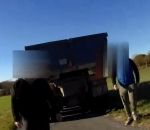 cycliste percuter Un chauffeur de camion percute et frappe un cycliste