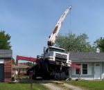 renverser grue Chute d'un camion-grue sur une maison