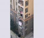 echelle Une échelle de corde pour sortir des appartements à Shanghai 