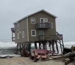 effondrement plage Une maison sur pilotis s'effondre dans l'océan