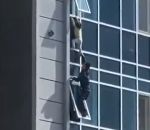 enfant sauvetage Une enfant suspendue au 7ème étage d'un immeuble