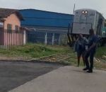 train niveau Un passage à niveau goudronné par erreur (Brésil)