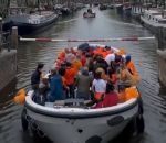 canal amsterdam Touriste sur un bateau vs Barrière
