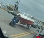 fauteuil roulant Tracter un bateau avec un fauteuil roulant électrique