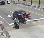 voiture police moto Entraide pour sortir un motard sous une voiture