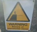 coucou wave Un panneau d'avertissement au bord d'une plage