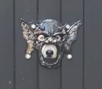 trou chien Un portail avec des masques pour les chiens