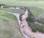 glissement Une route partiellement détruite dans le parc national de Yellowstone