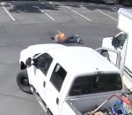 camionnette Un voleur d'essence prend feu