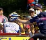 poing Thibaut Pinot chute et reçoit un coup de poing involontaire (Tour de France 2022)