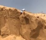 jouet illusion Un véhicule tout-terrain chute d'une falaise