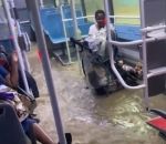ratp Un bus de la RATP prend l'eau sur une route inondée