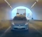 camion tunnel basculer Un camion fonce tête baissée dans un tunnel