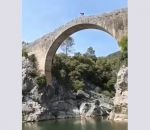 pont Se casser une jambe en sautant dans une rivière depuis un pont
