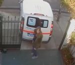 enfermer Kidnapping par un portail automatique