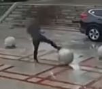 boule Déplacer une boule en pierre pour sortir d'un parking