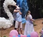 reveal Teindre l'eau d'une cascade en bleu pendant une gender reveal party