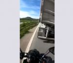 arriere camion Gros bisou entre une moto et un camion