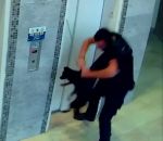 sauvetage policier Un policier sauve un chien dont la laisse est coincée dans l'ascenseur