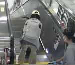 femme metro Valise sur un escalator (Fail)