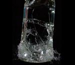 motion La cavitation dans une bouteille d'eau en verre (The Slow Mo Guys)