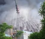 effondrement Effondrement du dôme d'une mosquée sous les flammes (Indonésie)