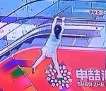 chine enfant Une fillette emportée par la rampe d'un escalator