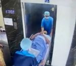 patient Un patient sur une civière frôle l'accident dans un ascenseur d'un hôpital
