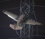 electrique pylone Un avion de tourisme dans un pylône électrique