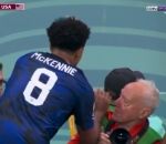 football coupe monde Weston McKennie s'essuie les mains sur un photographe (Qatar 2022)