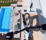 piscine plongeon toit Plongeon à VTT dans une piscine (Fabio Wibmer)