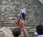 touriste mexique Une touriste escalade la pyramide de Kukulcán