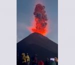 fuego Des randonneurs trop près d'une éruption du Volcán de Fuego