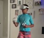 enfant fail poing Un enfant donne un coup de poing en réalité virtuelle