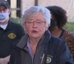 micro femme presse La gouverneur de l'Alabama rote pendant une conférence de presse