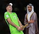 football gardien Emiliano Martinez célèbre son gant d'or (Qatar 2022)