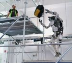 bipede Atlas apporte des outils à un ouvrier (Boston Dynamics)