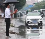 eau flaque voiture Tenir une brique quand il pleut fait-il ralentir les conducteurs ?