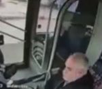 bus passager incontrollable Un bus incontrôlable tombe dans un lac (Turquie)