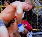 combat mma combattant Un combattant de MMA remet le protège-dents de son adversaire