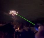 an feu nouveau Exploser de feux d'artifice avec un laser