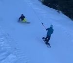 ski neige Un snowboardeur joue au bowling