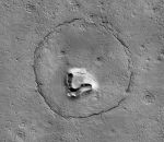 cratere surface Une tête d'ours sur la surface de Mars