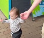 bebe main Un bébé se débarrasse de la sécurité
