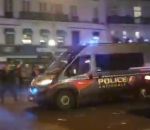 police manifestation camionnette Un fourgon de police percute un autre fourgon par derrière #greve23mars